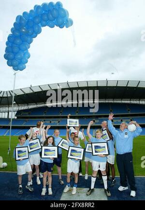 Photo du dossier datée du 8-07-2003, Kevin Keegan, directeur de Manchester City, laisse des ballons au stade de la Nouvelle ville de Manchester après que le club a pris le relais du stade du conseil municipal de Manchester. Date de publication : le mercredi 26 mai 2021. Banque D'Images