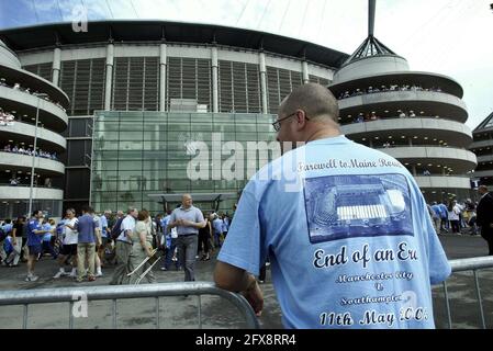 Photo du dossier datée du 10-08-2003 d'UN fan de Manchester City sur leur nouveau terrain, le stade de la ville de Manchester avant qu'ils jouent à Barcelone dans un pré-saison amicale. Date de publication : le mercredi 26 mai 2021. Banque D'Images