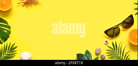Arrière-plan d'été. Feuilles de palmier, orange, étoiles de mer et coquillages sur fond jaune. Déplacement. Copier l'espace. Banque D'Images