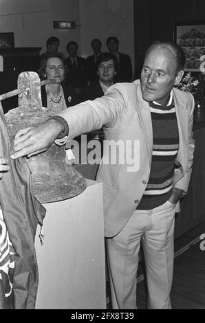 Le capitaine Michael Hatcher, qui a dirigé l'opération de récupération de la cargaison de Nanking dévoile une horloge trouvée sur le navire, 28 janvier 1986, horloges, ventes aux enchères, Pays-Bas, Agence de presse du XXe siècle photo, nouvelles à retenir, documentaire, photographie historique 1945-1990, histoires visuelles, L'histoire humaine du XXe siècle, immortaliser des moments dans le temps Banque D'Images