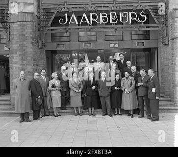 Visite des industriels allemands à Jaarbeurs, 5 avril 1954, FOIRES ANNUELLES, visites, Pays-Bas, Agence de presse du XXe siècle photo, nouvelles à retenir, documentaire, photographie historique 1945-1990, histoires visuelles, L'histoire humaine du XXe siècle, immortaliser des moments dans le temps Banque D'Images