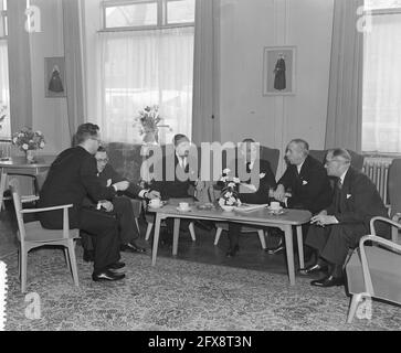 Visite des industriels allemands à Jaarbeurs, 5 avril 1954, FOIRES ANNUELLES, visites, Pays-Bas, Agence de presse du XXe siècle photo, nouvelles à retenir, documentaire, photographie historique 1945-1990, histoires visuelles, L'histoire humaine du XXe siècle, immortaliser des moments dans le temps Banque D'Images