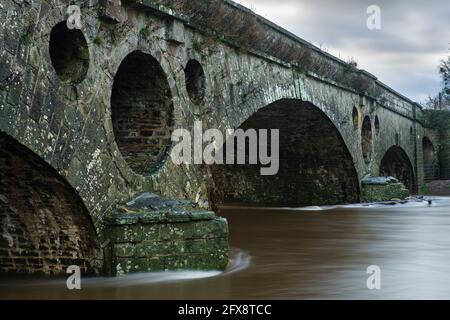 Pont de pantalon y goitre sur la rivière Usk à Llanvihangel Gobion, près d'Abergavenny. Banque D'Images