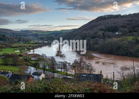 La rivière Wye en crue à Llandogo. Banque D'Images