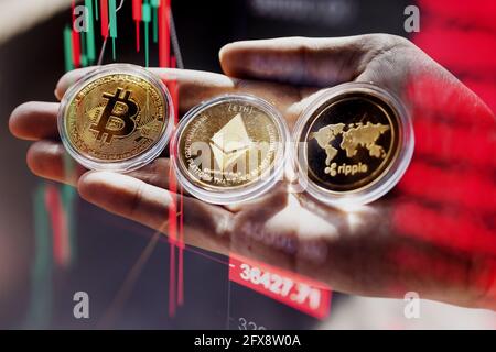 Gros plan du diagramme de chandelier de la bourse de Bitcoin et de la bourse de crypto-monnaie. Indicateur de divergence barbu rouge Banque D'Images