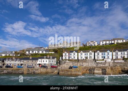 PORTHLEVEN, CORNWALL, Royaume-Uni - MAI 11 : vue sur la ville et le port de Porthleven, Cornwall, le 11 mai 2021. Trois personnes non identifiées Banque D'Images