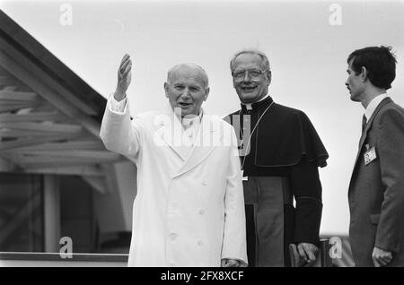 Visite du Pape Jean-Paul II aux pays-Bas ; le Pape se fait une vague devant le public, à côté de lui Cardinal Simonis, 11 mai 1985, visites, cardinaux, Papes, pays-Bas, agence de presse du XXe siècle photo, news to remember, documentaire, photographie historique 1945-1990, histoires visuelles, L'histoire humaine du XXe siècle, immortaliser des moments dans le temps Banque D'Images