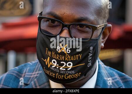 Washington, États-Unis d'Amérique. 25 mai 2021. Philonise Floyd, le frère de George Floyd arrive pour une interview avec le diffuseur Roland Martin, à Black Lives Matter Plaza, sur la 16e rue NW à Washington, DC, le mardi 25 mai 2021. Crédit: Rod Lamkey/CNP/Sipa USA crédit: SIPA USA/Alay Live News Banque D'Images