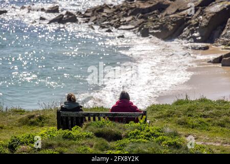 ST IVES, CORNWALL, Royaume-Uni - MAI 13 : deux femmes regardant la plage de Porthgwidden à St Ives, Cornwall, le 13 mai 2021. Deux personnes non identifiées Banque D'Images