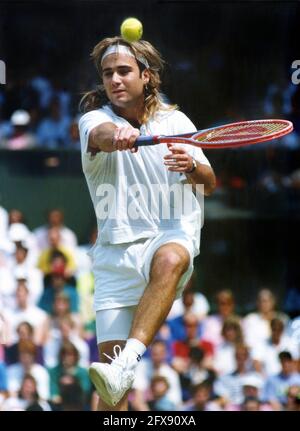 Tournoi de tennis de Wimbledon 1991 Andre Agassi jouant sur le court central. Andre Agassi Wimbledon années 1990 1991 tennis action hommes Banque D'Images