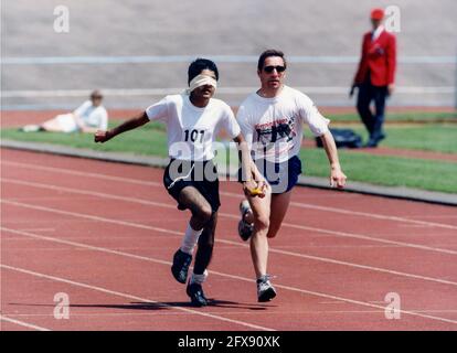 Athlète handicapé, coureur aveugle et guide au stade Aldersley 1994. Parasport ou sport handicapé. Athlète athlètes course partiellement vue exercice sain coureurs Grande-Bretagne jeux Royaume-Uni sport sports handicap. Photo de DAVID BAGNALL Banque D'Images