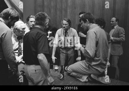 Réunion du Conseil des membres VPRO à Krasnapolsky Amsterdam, nouveau président du conseil Michel Jager (m) avec des partisans, 16 mai 1981, ADMINISTRATION, partisans, Réunions, présidents, pays-Bas, Agence de presse du XXe siècle photo, nouvelles à retenir, documentaire, photographie historique 1945-1990, histoires visuelles, L'histoire humaine du XXe siècle, immortaliser des moments dans le temps Banque D'Images