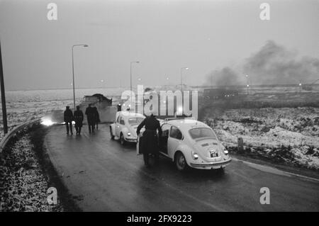 Les résidents de Bijlmer bloquent la route pour protester contre la location de garage avec des pneus en feu, 1er février 1972, manifestations, pays-Bas, agence de presse du xxe siècle photo, nouvelles à retenir, documentaire, photographie historique 1945-1990, histoires visuelles, L'histoire humaine du XXe siècle, immortaliser des moments dans le temps Banque D'Images