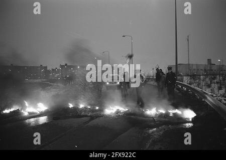 Les résidents de Bijlmer bloquent la route pour protester contre la location de garage avec des pneus en feu, 1er février 1972, manifestations, pays-Bas, agence de presse du xxe siècle photo, nouvelles à retenir, documentaire, photographie historique 1945-1990, histoires visuelles, L'histoire humaine du XXe siècle, immortaliser des moments dans le temps Banque D'Images