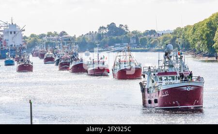 Cork, Cork, Irlande. 26 mai 2021. Une section de la flottille d'une soixantaine de chalutiers et de bateaux de pêche qui parcourent le port jusqu'à la ville où ils lanceront une campagne de sensibilisation du public au pillage de notre plus grande ressource naturelle à l'aide d'un événement Show and Tell à Cork, en Irlande.- Credit; David Creedon / Alamy Live News Banque D'Images