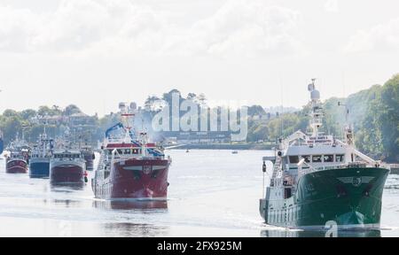 Cork, Cork, Irlande. 26 mai 2021. Une section de la flottille d'une soixantaine de chalutiers et de bateaux de pêche qui parcourent le port jusqu'à la ville où ils lanceront une campagne de sensibilisation du public au pillage de notre plus grande ressource naturelle à l'aide d'un événement Show and Tell à Cork, en Irlande.- Credit; David Creedon / Alamy Live News Banque D'Images