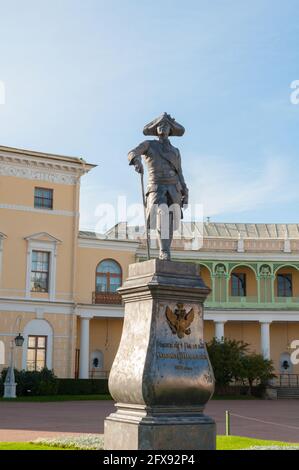 Pavlovsk, St Petersbourg, Russie - le 21 septembre 2017. Monument à l'empereur Paul I en face de Pavlovsk Palace - Palais d'été de l'empereur à Pavlovsk, S Banque D'Images