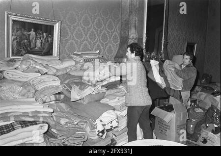 Aux consulats italiens aux pays-Bas argent et biens pour les victimes du tremblement de terre Italie, couvertures et vêtements, 1er décembre 1980, consulats, Aide, pays-Bas, Agence de presse du XXe siècle photo, nouvelles à retenir, documentaire, photographie historique 1945-1990, histoires visuelles, L'histoire humaine du XXe siècle, immortaliser des moments dans le temps Banque D'Images