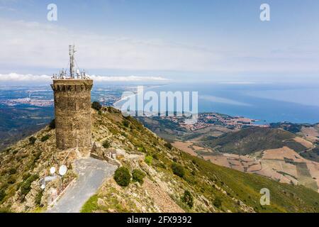 France, Pyrénées Orientales, Côte Vermeille, Port Vendres, le Tour Madeloc, Tour Madeloc et la Côte Vermeille (vue aérienne) // France, Pyrénées Or Banque D'Images