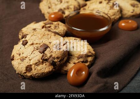Serviette de table avec biscuits et caramel, gros plan Banque D'Images