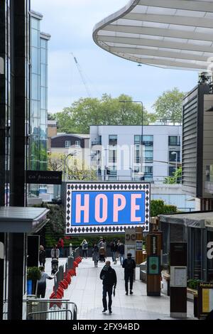 USAGE ÉDITORIAL SEULEMENT points de vue généraux en tant qu'artiste et conservatrice, Laura Nevill dévoile sa campagne #LetsDoLondonBetter au centre commercial Westfield de White City, Londres, mais qui sera également exposée sur le site de Westfiled à Stratford, Qui vise à améliorer les profils des artistes locaux et à soutenir les communautés créatives à travers le Royaume-Uni en faisant don d'un espace publicitaire numérique d'une valeur de 1,000,000 livres sterling pour présenter des œuvres d'art de talent à travers le pays. Date de la photo: Mercredi 26 mai 2021. Banque D'Images