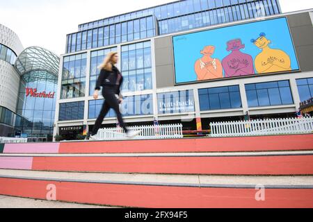 USAGE ÉDITORIAL SEULEMENT points de vue généraux en tant qu'artiste et conservatrice, Laura Nevill dévoile sa campagne #LetsDoLondonBetter au centre commercial Westfield de White City, Londres, mais qui sera également exposée sur le site de Westfiled à Stratford, Qui vise à améliorer les profils des artistes locaux et à soutenir les communautés créatives à travers le Royaume-Uni en faisant don d'un espace publicitaire numérique d'une valeur de 1,000,000 livres sterling pour présenter des œuvres d'art de talent à travers le pays. Date de la photo: Mercredi 26 mai 2021. Banque D'Images