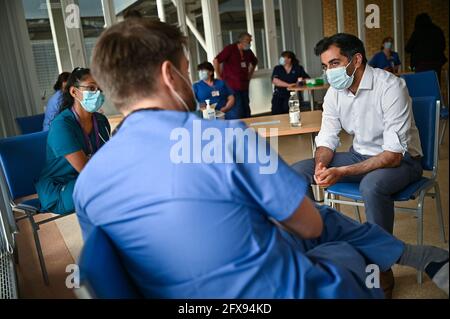 Humza Yousaf, secrétaire à la Santé, lors d'une visite à l'unité de soins intensifs et à l'unité des maladies infectieuses de l'hôpital de Monklands, à Airdrie, dans le Lanarkshire du Nord. Date de la photo: Mercredi 26 mai 2021. Banque D'Images