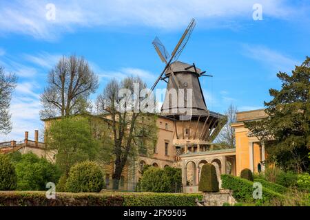 Ancien moulin à vent en bois . Ciel bleu sur l'arrière-plan Banque D'Images