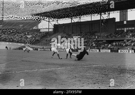 Bleu blanc contre Fortuna 54 5-0. Moment de jeu de gauche à droite Petterson ( Blauw Wit ), Doremans (Fortuna) et gardien de but Van Heeswijk ( Blauw Wit ), 12 mai 1963, sports, football, pays-Bas, agence de presse du xxe siècle photo, nouvelles à retenir, documentaire, photographie historique 1945-1990, histoires visuelles, L'histoire humaine du XXe siècle, immortaliser des moments dans le temps Banque D'Images