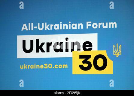 KIEV, UKRAINE - 26 MAI 2021 - le logo du Forum ukrainien de l'Ukraine 30 est représenté au cours du forum consacré au lancement du marché foncier Banque D'Images