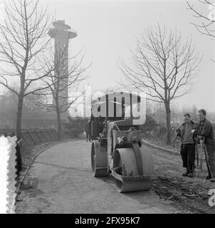 Blijdorp Rotterdam. Entretien des chemins avec rouleau, 8 mai 1957, ENTRETIEN, PLAQUETTES, Rouleaux, pays-Bas, Agence de presse du XXe siècle photo, nouvelles à retenir, documentaire, photographie historique 1945-1990, histoires visuelles, L'histoire humaine du XXe siècle, immortaliser des moments dans le temps Banque D'Images