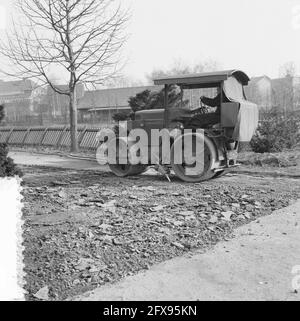 Blijdorp Rotterdam. Entretien des chemins avec le rouleau, 8 mai 1957, PADEN, valse, Pays-Bas, Agence de presse du XXe siècle photo, nouvelles à retenir, documentaire, photographie historique 1945-1990, histoires visuelles, L'histoire humaine du XXe siècle, immortaliser des moments dans le temps Banque D'Images