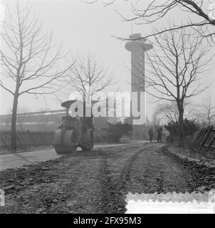 Blijdorp Rotterdam. Entretien des chemins avec rouleau, 8 mai 1957, ENTRETIEN, PLAQUETTES, Rouleaux, pays-Bas, Agence de presse du XXe siècle photo, nouvelles à retenir, documentaire, photographie historique 1945-1990, histoires visuelles, L'histoire humaine du XXe siècle, immortaliser des moments dans le temps Banque D'Images