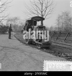 Blijdorp Rotterdam. Entretien des chemins avec rouleau, 8 mai 1957, ENTRETIEN, PLAQUETTES, Rouleaux, pays-Bas, Agence de presse du XXe siècle photo, nouvelles à retenir, documentaire, photographie historique 1945-1990, histoires visuelles, L'histoire humaine du XXe siècle, immortaliser des moments dans le temps Banque D'Images