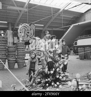 Bloemencorsos 1965, l'un des flotteurs dans les halls d'enchères de Lisse, 23 avril 1965, PRAALWAGENS, bloemencorsos, Pays-Bas, Agence de presse du XXe siècle photo, nouvelles à retenir, documentaire, photographie historique 1945-1990, histoires visuelles, L'histoire humaine du XXe siècle, immortaliser des moments dans le temps Banque D'Images