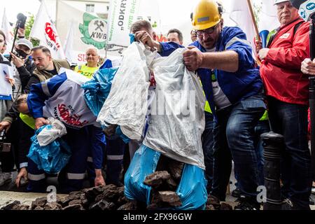 Wroclaw, Pologne. 26 mai 2021. 26 mai 2021 Wroclaw Pologne protestation des syndicats de mineurs contre la décision de la CJUE de fermer la mine de lignite de Turow les syndicalistes ont protesté devant le bureau de la Commission européenne demandant que la décision soit retirée et qu'ils dispersent le charbon devant le bâtiment. Credit: Krzysztof Kaniewski/ZUMA Wire/Alay Live News Banque D'Images