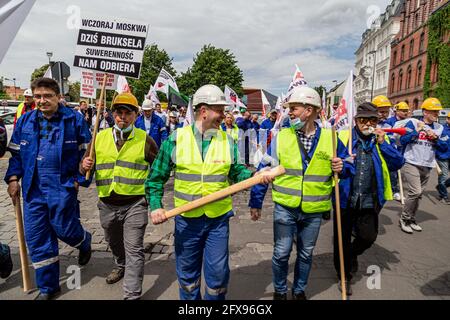 Wroclaw, Pologne. 26 mai 2021. 26 mai 2021 Wroclaw Pologne protestation des syndicats de mineurs contre la décision de la CJUE de fermer la mine de lignite de Turow les syndicalistes ont protesté devant le bureau de la Commission européenne demandant que la décision soit retirée et qu'ils dispersent le charbon devant le bâtiment. Credit: Krzysztof Kaniewski/ZUMA Wire/Alay Live News Banque D'Images