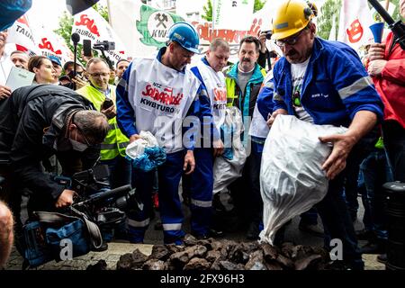 Wroclaw, Pologne. 26 mai 2021. 26 mai 2021 Wroclaw Pologne protestation des syndicats de mineurs contre la décision de la CJUE de fermer la mine de lignite de Turow les syndicalistes ont protesté devant le bureau de la Commission européenne demandant que la décision soit retirée et qu'ils dispersent le charbon devant le bâtiment. Credit: Krzysztof Kaniewski/ZUMA Wire/Alay Live News Banque D'Images