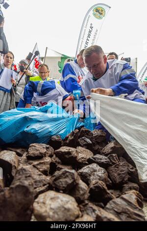 Wroclaw, Pologne. 26 mai 2021. 26 mai 2021 Wroclaw Pologne protestation des syndicats de mineurs contre la décision de la CJUE de fermer la mine de lignite de Turow les syndicalistes ont protesté devant le bureau de la Commission européenne demandant que la décision soit retirée et qu'ils dispersent le charbon devant le bâtiment. Credit: Krzysztof Kaniewski/ZUMA Wire/Alay Live News Banque D'Images