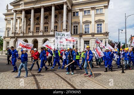 Wroclaw, Pologne. 26 mai 2021. 26 mai 2021 Wroclaw Pologne protestation des syndicats de mineurs contre la décision de la CJUE de fermer la mine de lignite de Turow les syndicalistes ont protesté devant le bureau de la Commission européenne demandant que la décision soit retirée et qu'ils dispersent le charbon devant le bâtiment. Credit: Krzysztof Kaniewski/ZUMA Wire/Alay Live News Banque D'Images