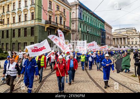 Wroclaw, Pologne. 26 mai 2021. 26 mai 2021 Wroclaw Pologne protestation des syndicats de mineurs contre la décision de la CJUE de fermer la mine de lignite de Turow les syndicalistes ont protesté devant le bureau de la Commission européenne demandant que la décision soit retirée et qu'ils dispersent le charbon devant le bâtiment. Credit: Krzysztof Kaniewski/ZUMA Wire/Alay Live News Banque D'Images