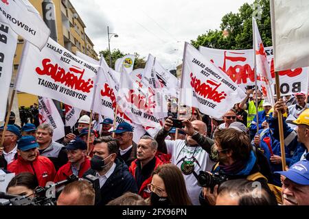 Wroclaw, Pologne. 26 mai 2021. 26 mai 2021 Wroclaw Pologne protestation des syndicats de mineurs contre la décision de la CJUE de fermer la mine de lignite de Turow les syndicalistes ont protesté devant le bureau de la Commission européenne demandant que la décision soit retirée et qu'ils dispersent le charbon devant le bâtiment. Credit: Krzysztof Kaniewski/ZUMA Wire/Alay Live News Banque D'Images