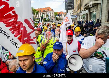 Wroclaw, Pologne. 26 mai 2021. 26 mai 2021 Wroclaw Pologne protestation des syndicats de mineurs contre la décision de la CJUE de fermer la mine de lignite de Turow les syndicalistes ont protesté devant le bureau de la Commission européenne demandant que la décision soit retirée et qu'ils dispersent le charbon devant le bâtiment. Credit: Krzysztof Kaniewski/ZUMA Wire/Alay Live News Banque D'Images