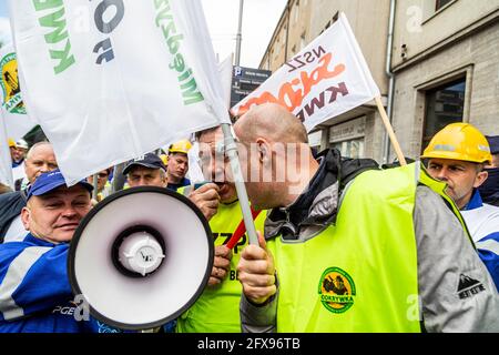 Wroclaw, Pologne. 26 mai 2021. 26 mai 2021 Wroclaw Pologne protestation des syndicats de mineurs contre la décision de la CJUE de fermer la mine de lignite de Turow les syndicalistes ont protesté devant le bureau de la Commission européenne demandant que la décision soit retirée et qu'ils dispersent le charbon devant le bâtiment. Credit: Krzysztof Kaniewski/ZUMA Wire/Alay Live News Banque D'Images