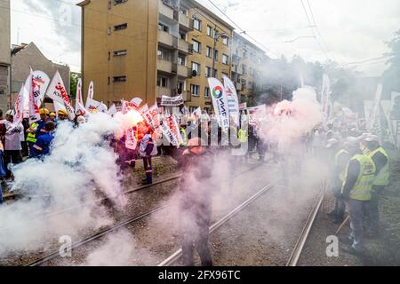 Wroclaw, Pologne. 26 mai 2021. 26 mai 2021 Wroclaw Pologne protestation des syndicats de mineurs contre la décision de la CJUE de fermer la mine de lignite de Turow les syndicalistes ont protesté devant le bureau de la Commission européenne demandant que la décision soit retirée et qu'ils dispersent le charbon devant le bâtiment. Credit: Krzysztof Kaniewski/ZUMA Wire/Alay Live News Banque D'Images