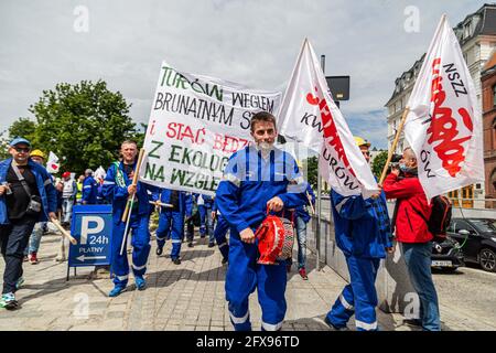 Wroclaw, Pologne. 26 mai 2021. 26 mai 2021 Wroclaw Pologne protestation des syndicats de mineurs contre la décision de la CJUE de fermer la mine de lignite de Turow les syndicalistes ont protesté devant le bureau de la Commission européenne demandant que la décision soit retirée et qu'ils dispersent le charbon devant le bâtiment. Credit: Krzysztof Kaniewski/ZUMA Wire/Alay Live News Banque D'Images