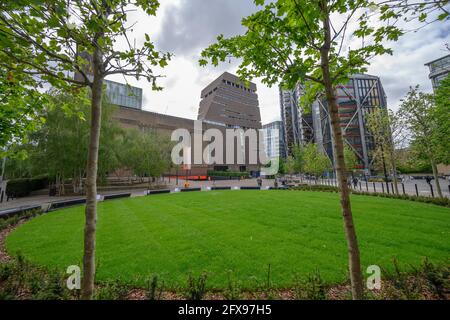 Londres, Royaume-Uni. 26 mai 2021. Nuages gris et températures froides dans le centre de Londres avec une amélioration prévue plus tard dans la semaine. Image: Nouvel aménagement paysager à l'entrée de Tate Modern, mais peu de visiteurs qui reschent dans le vent. Crédit : Malcolm Park/Alay Live News. Banque D'Images