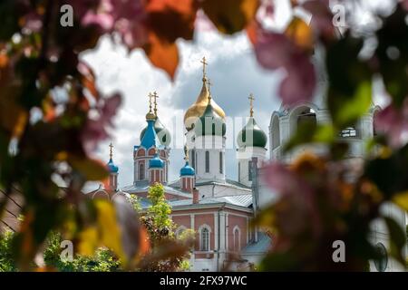 Tours et dôme de temples et églises avec murs blancs À Kolomna à la place de la cathédrale dans la région de Moscou et Feuilles rouges de pomme décorative Banque D'Images