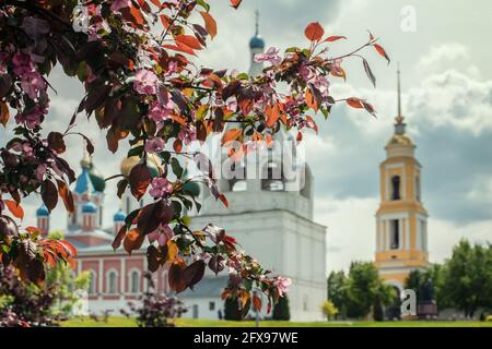 Tours et dôme de temples et églises avec murs blancs À Kolomna à la place de la cathédrale dans la région de Moscou et Feuilles rouges de pomme décorative Banque D'Images