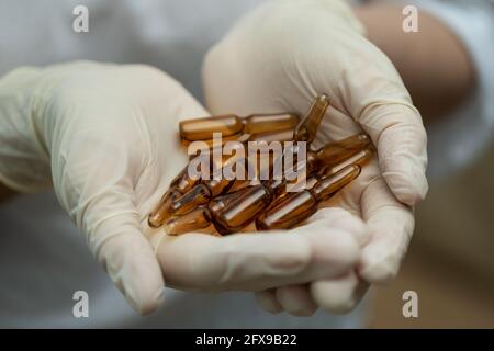 Ampoule médicale dans la main du médecin. Banque D'Images